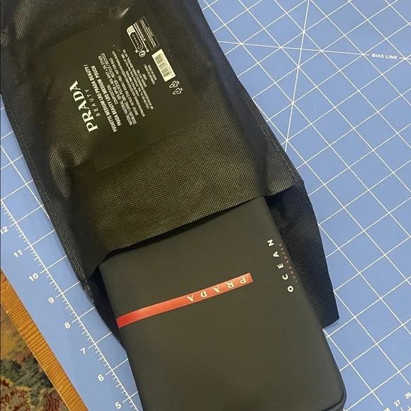 💓Prada Men's Black Toiletry Bag with Red Stripe - Picture 10 of 11